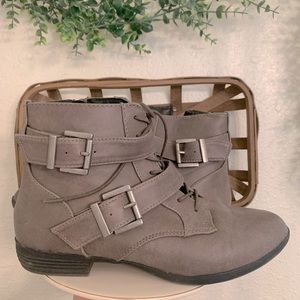 Gray Route 66 ankle boots, size 9